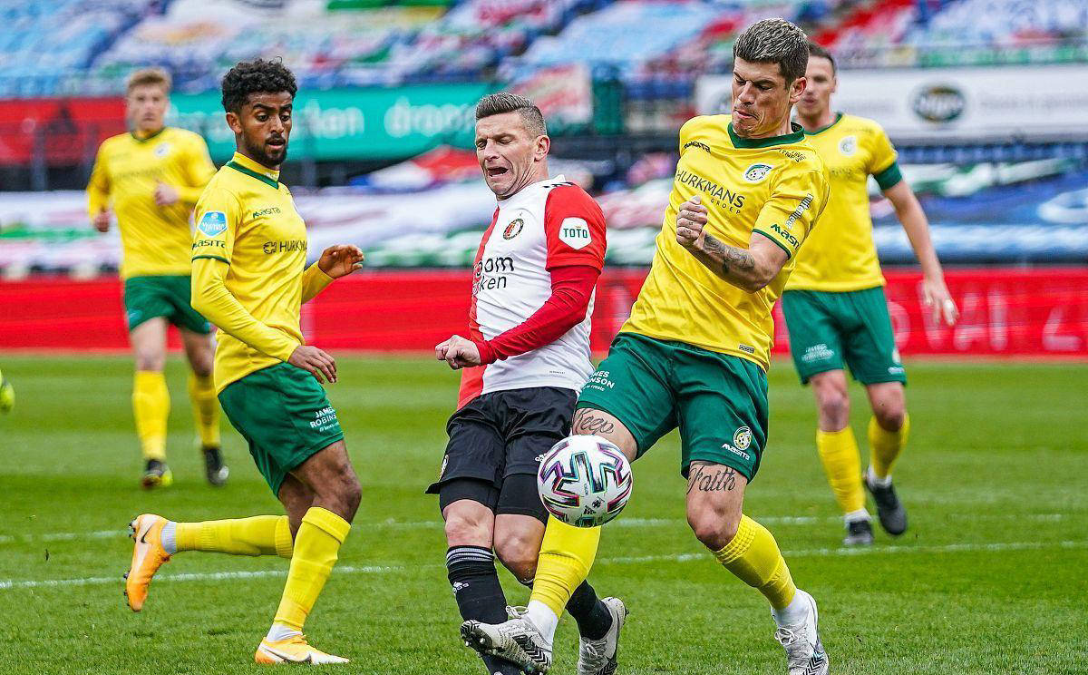 沙尔克球员奉献出色表现赢得比赛