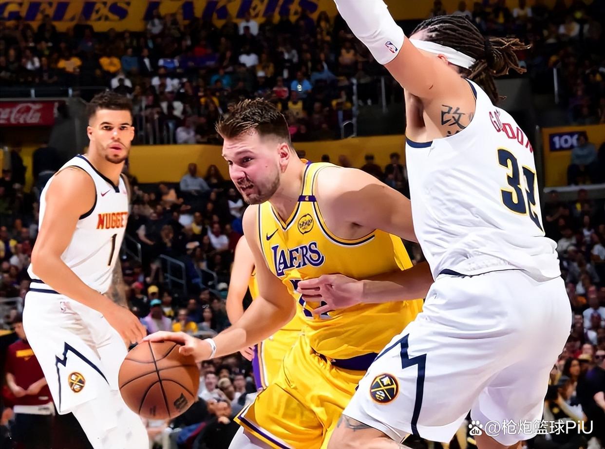 包含东契奇三巨头联手，西亚卡姆得分突破，逆转取胜冲击季后赛！的词条